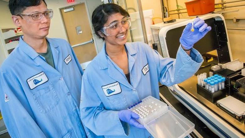 Gurunathan在伯克利的劳伦斯伯克利国家实验室, California, 这是她暑期研究实习的一部分. 